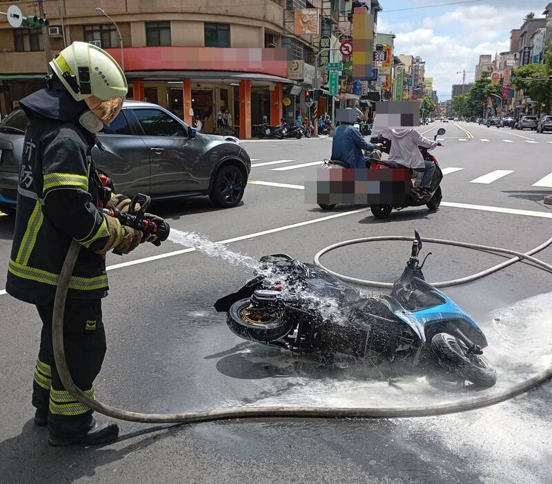 电动机车起火狂冒烟！高雄车行老板这样做…… 自由时报电子报-Good Luck To You!