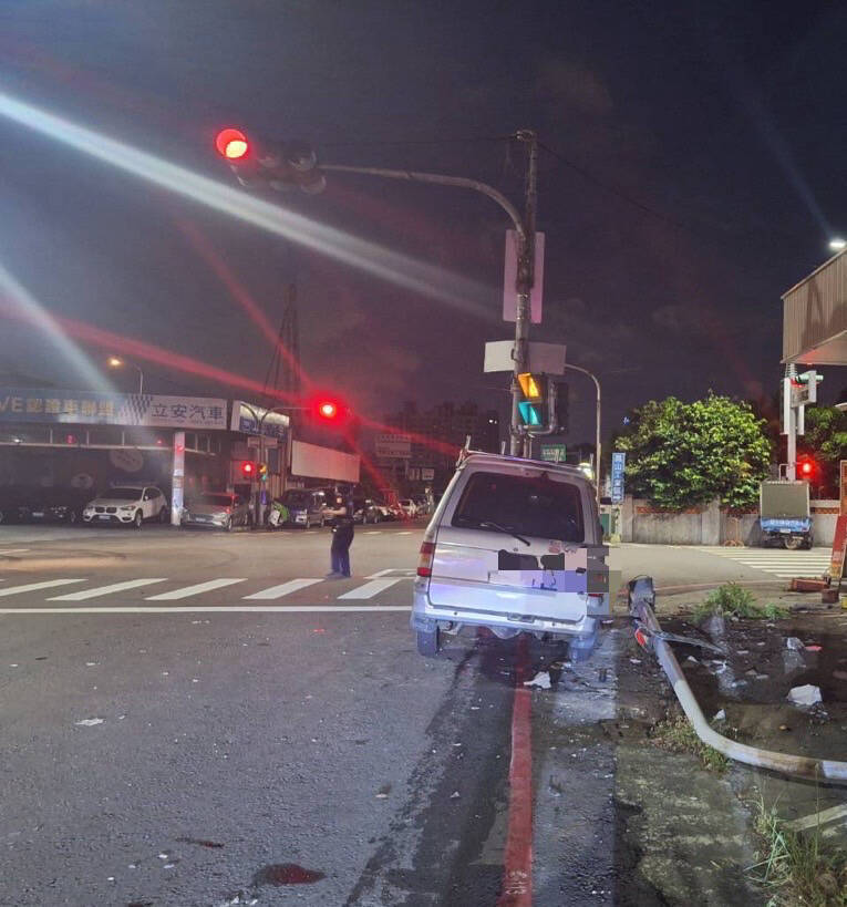 高市箱型车追撞路旁小货车1伤 波及灯杆肇事者酒测值0 自由时报电子报-Good Luck To You!