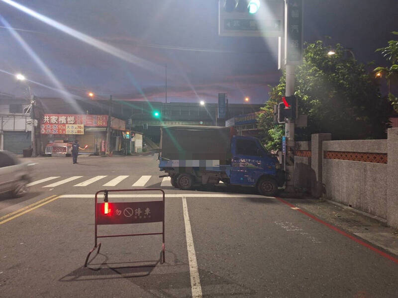 高市箱型车追撞路旁小货车1伤 波及灯杆肇事者酒测值0 自由时报电子报-Good Luck To You!