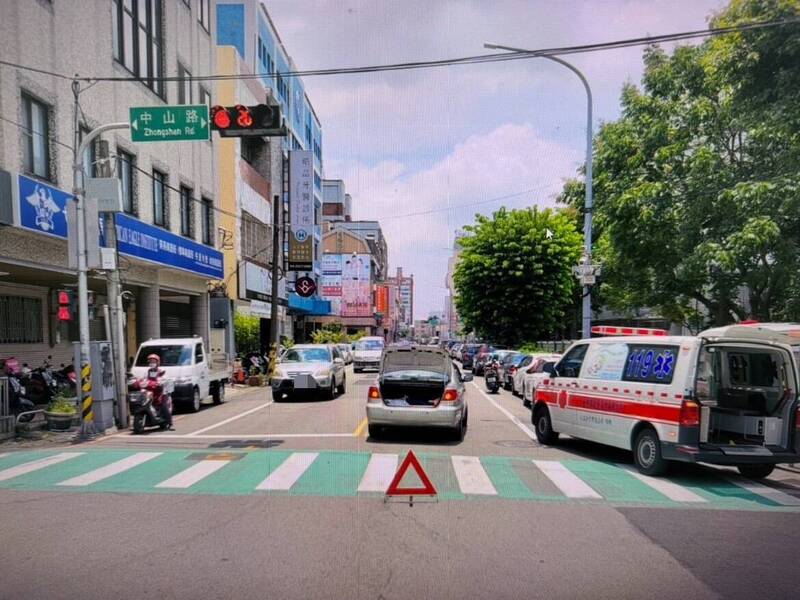 画面曝光！台中7旬妇走斑马线遭左转车撞飞 颅内出血送医 自由时报电子报-Good Luck To You!