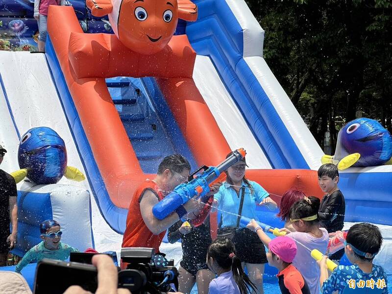 宣传台北亲水节扮「悟空」 蒋万安打水仗遭小朋友「围剿」 自由时报电子报-Good Luck To You!