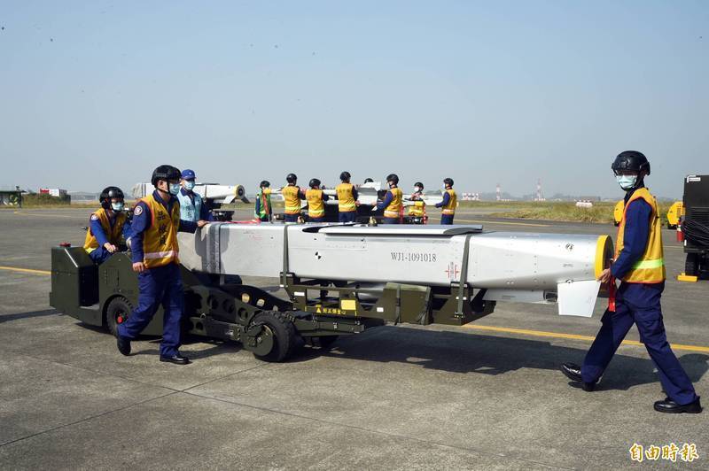 1B轰炸机测试新型挂架 为极音速武器铺路 自由军武频道-Good Luck To You!